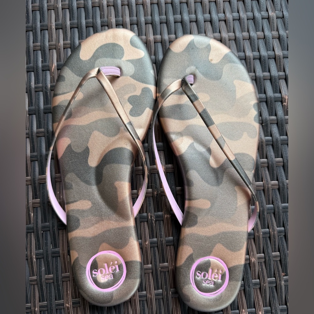 EUC - Solei Sea- INDIE - CAMO METALLIC GOLD size 9